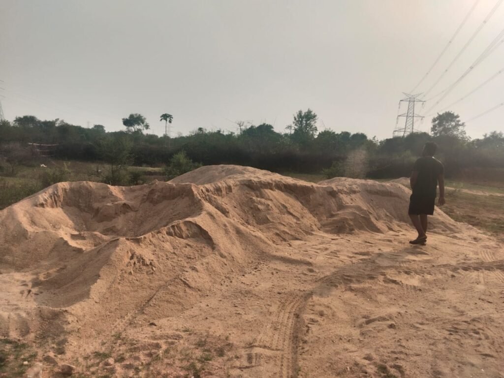 Bilaspur News : रेत के अवैध उत्खनन और भंडारण पर बड़ी कार्रवाई 3 81