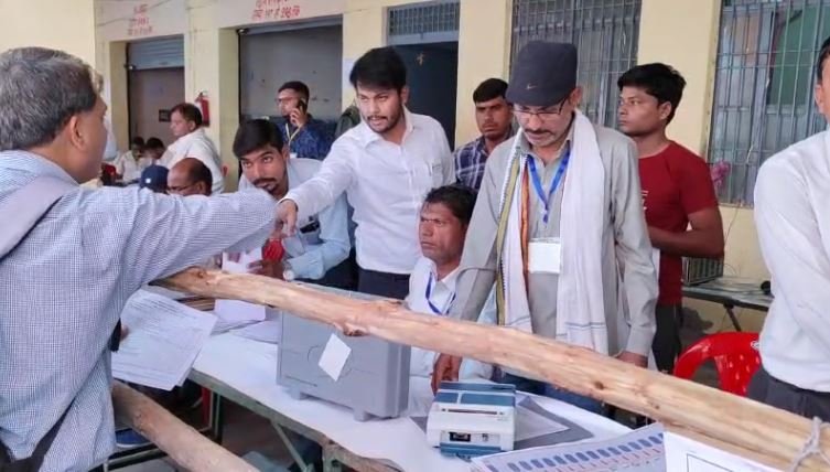 Mathura Breaking News : चुनावी सामग्रियां लेकर पोलिंग पार्टियां हुई रवाना