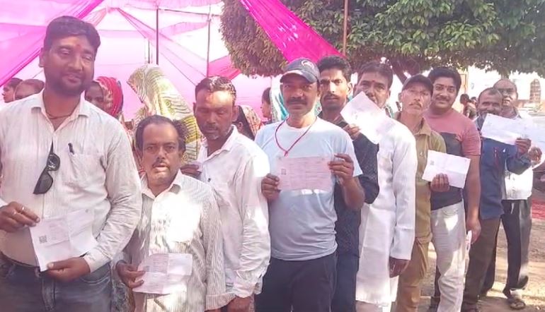 Lok sabha election 2024 : सुबह से पोलिंग बूथों में लगी लम्बी-लम्बी कतारें...देखें वीडियो Lok sabha election 2024 : सुबह से पोलिंग बूथों में लगी लम्बी-लम्बी कतारें...देखें वीडियो