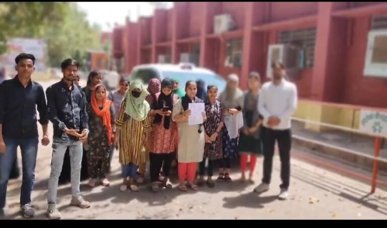 Dholpur Rajasthan : उर्दू के छात्र छात्राओं द्वारा कुलपति के नाम सौपा ज्ञापन...