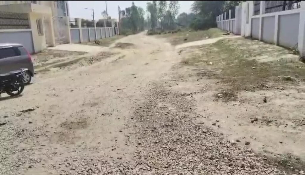 UP Raebareli News : ग्रामीणों ने किया चुनाव का बहिष्कार...जानें मामला 2 183