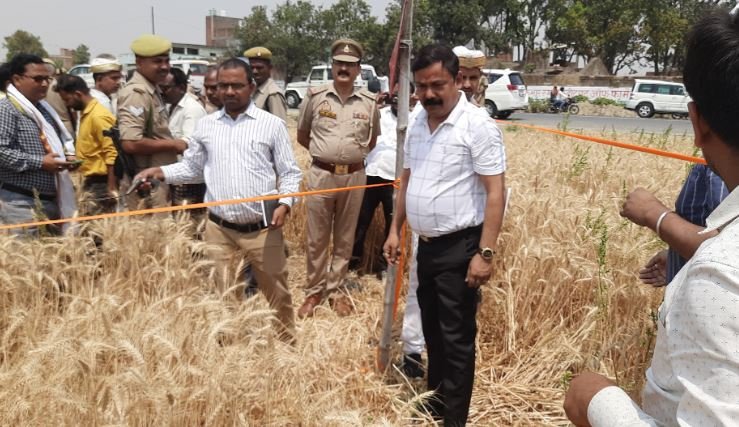 UP Ambedkar Nagar : खेत में आचनक गेंहू काटने लगे जिलाधिकारी...जानें फिर क्या हुआ 2 423