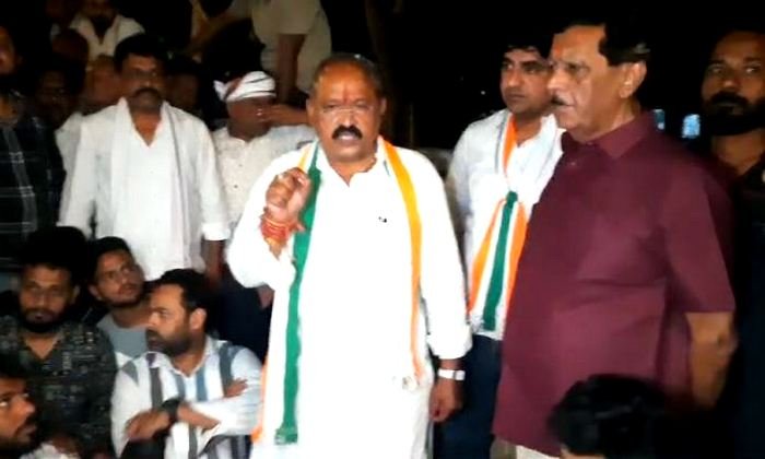 Kota Rajasthan Latest News : कांग्रेस प्रत्याशी प्रह्लाद गुंजल बैठे एसपी दफ्तर के बाहर धरने पर...फिर अचानक हुआ कुछ ऐसा....