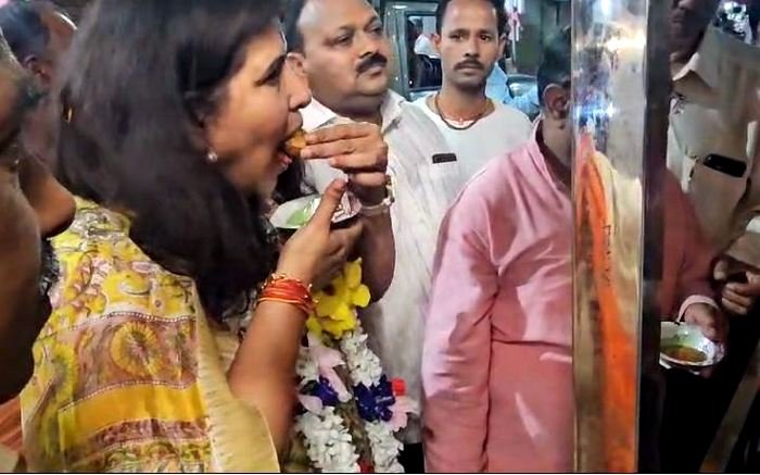 Chhattisgarh News : ठेले में गुपचुप खाती नजर आई सरोज पांडे...देखें वीडियो