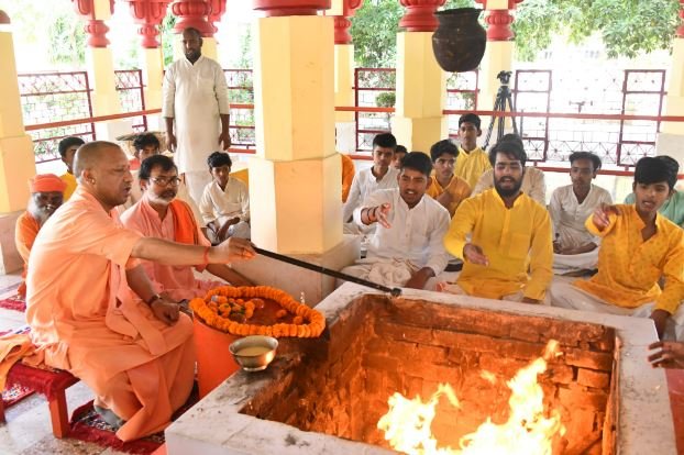 Ram Navami 2024 : सीएम योगी ने गोरखनाथ मंदिर में रामनवमी के अवसर पर किया यज्ञ...