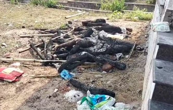Kondagaon Crime News : कोंडागांव नारंगी मुक्तिधाम में एक व्यक्ति की मिली अधजली लाश, हत्या की आशंका