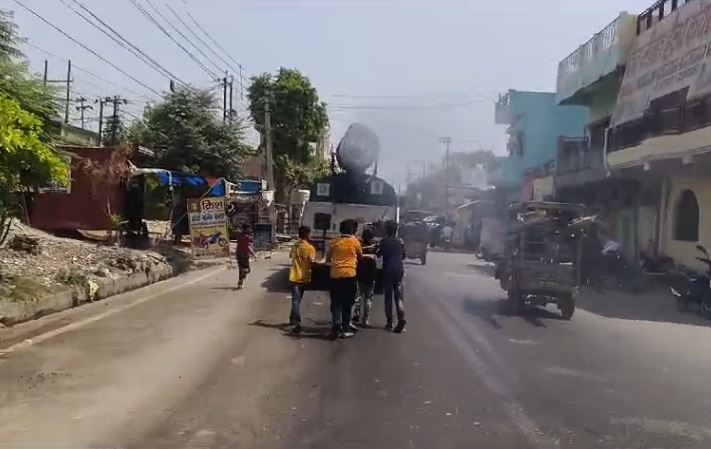 Bulandshahr Breaking : बढ़ती गर्मी से बचाव के लिए सड़कों पर उतारी गई फॉग मशीन