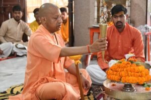 UP Gorakhpur News : रवि किशन के नामांकन से पहले सीएम योगी ने किया रुद्राभिषेक, पूर्वांचल में अब बढ़ेगी सियासी तपिश