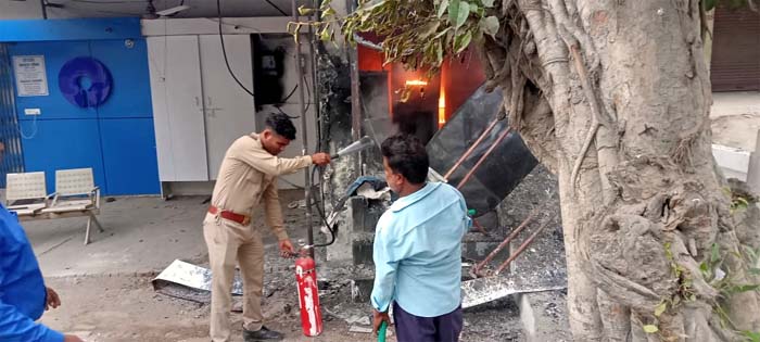 ATM Fire : भारतीय स्टेट बैंक के एटीएम में लगी आग, लाखों रुपए जलकर राख