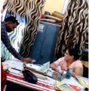 UP Barabanki Health Center : महिला स्वास्थ्य कर्मी का घूस लेते वीडियो वायरल....