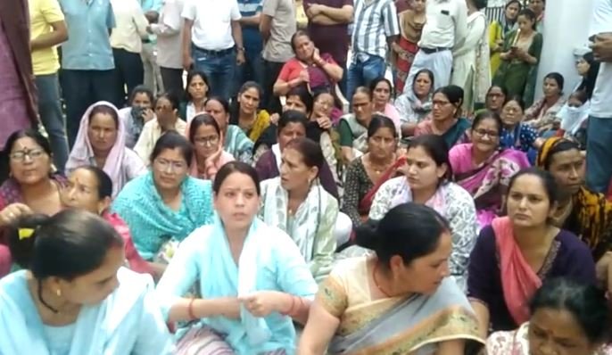 Uttarkashi News : अमित चौहान अपर सहायक अभियन्ता अपहरण मामले में कलेक्ट्रेट में परिजनों का हंगामा...वीडियो वायरल