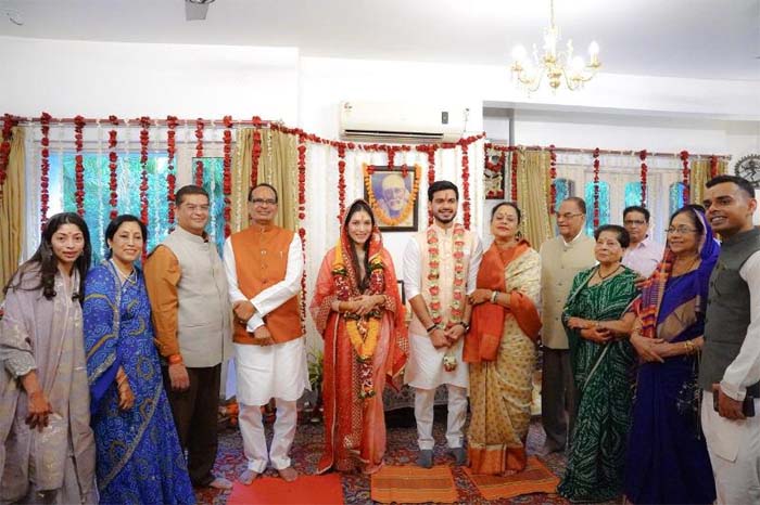 Shivraj Singh Chauhan Son Engagement : पूर्व मुख्यमंत्री शिवराज सिंह चौहान के यहाँ जल्द गूंजेगी शहनाई, छोटे बेटे कुणाल की हुई सगाई…देखें फोटो