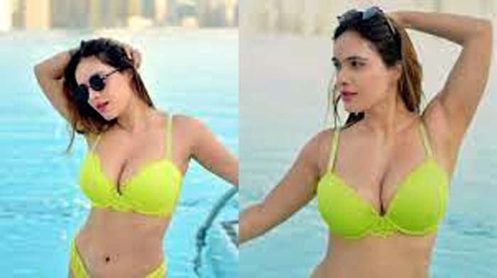 Neha Malik Sexi Look