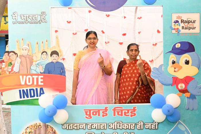 Lok Sabha Election 2024 : मुख्य निर्वाचन पदाधिकारी रीना बाबासाहेब कंगाले ने किया मतदान...