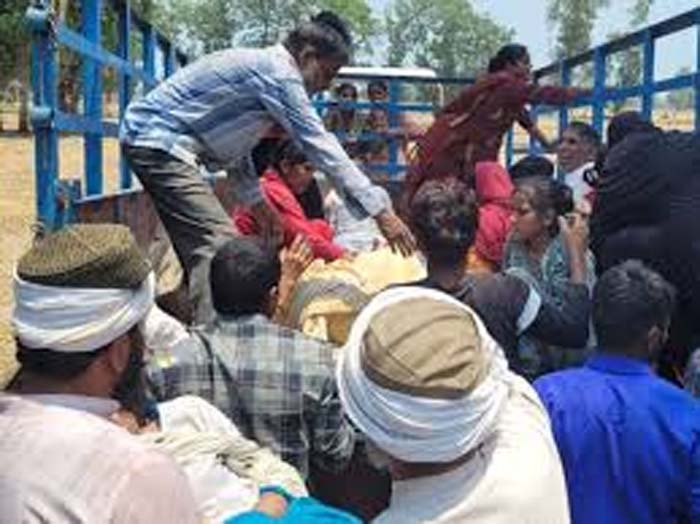 UP Pilibhit News : करंट की चपेट में आई ट्रैक्टर ट्राली, 19 लोग झुलसे...