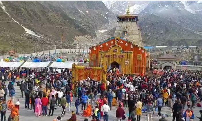 Kedarnath Dham : केदारनाथ धाम परिसर में रील्स बनाने, नशा करने वालों पर पुलिस की कार्यवाही