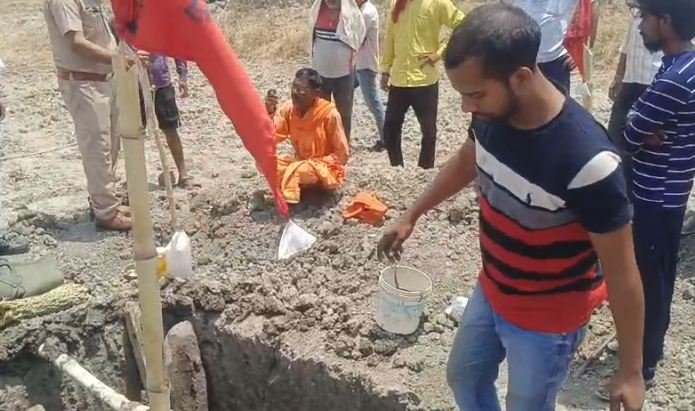 Rewa MP News : देवी के पास जाने शख्स नें ली समाधि, पुलिस नें 5 फिट गहरे गड्ढे से निकलवाया बाहर...पढ़े अन्धविश्वास की पूरी स्टोरी