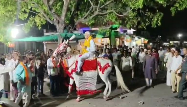 Khargone MP News : घोड़े पर सवार हो कर चुनावी सभा लेने पहुँच रहे उम्मीदवार....वीडियो वायरल