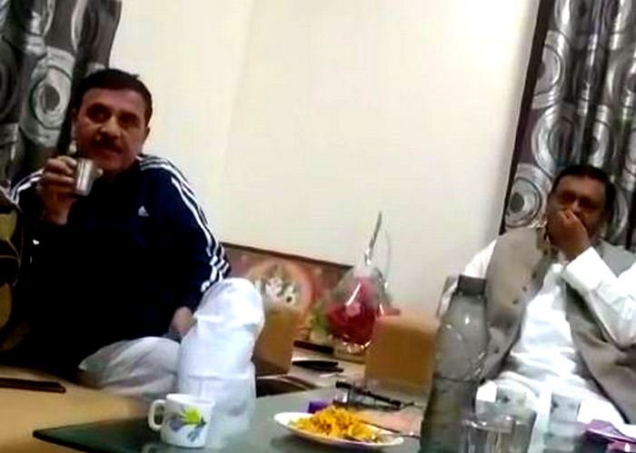 UP Viral News : प्रत्याशी विनोद सोनकर की सट्टे बाजी का वीडियो हो रहा जमकर वॉयरल....आप भी देखें