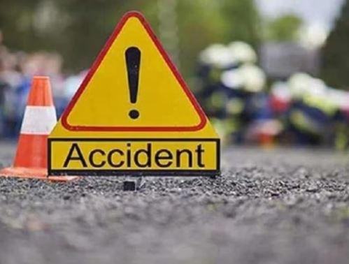 Kasganj Accident News : सड़क दुर्घटना में पुलिस कर्मी समेत 2 की मौत, 1 घायल