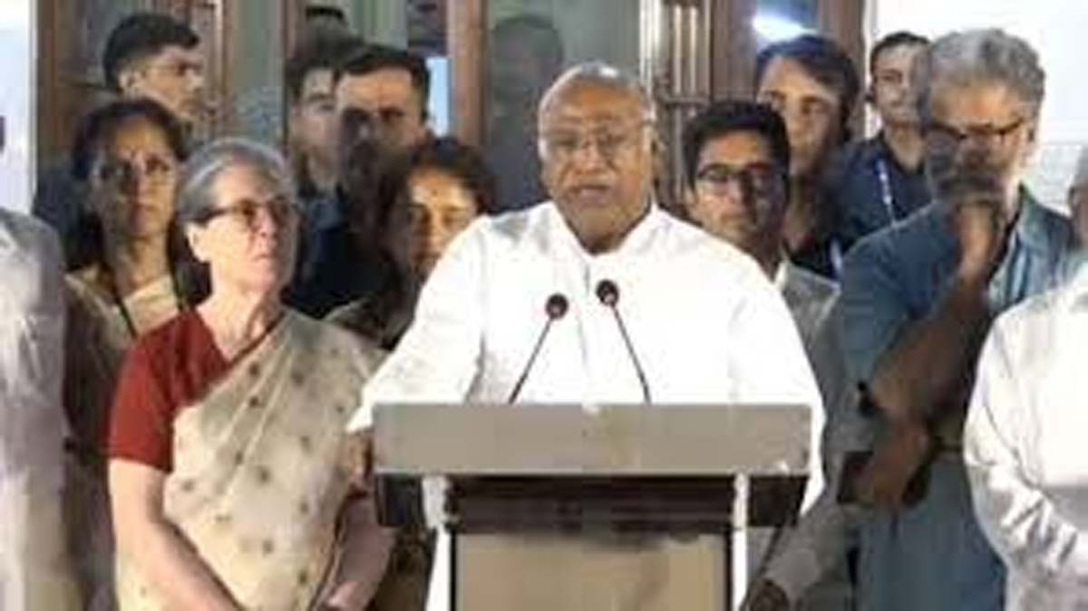 Mallikarjun Kharge : मोदी के नेतृत्व वाली भाजपा के फासीवादी शासन के खिलाफ लड़ाई जारी रहेगी : खरगे