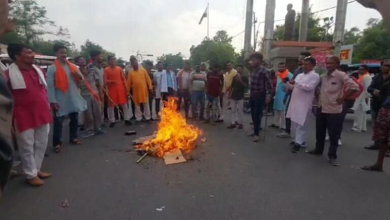 UP Barabanki News : बजरंग दल ने फूंका पाकिस्तान का पुतला...वीडियो वायरल