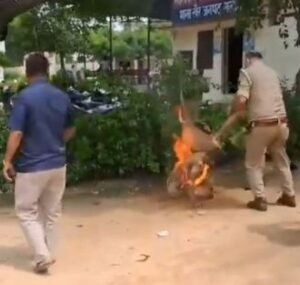 Aligarh Breaking : थाना परिसर में महिला ने पेट्रोल छिड़क कर लगाई आग 2 454