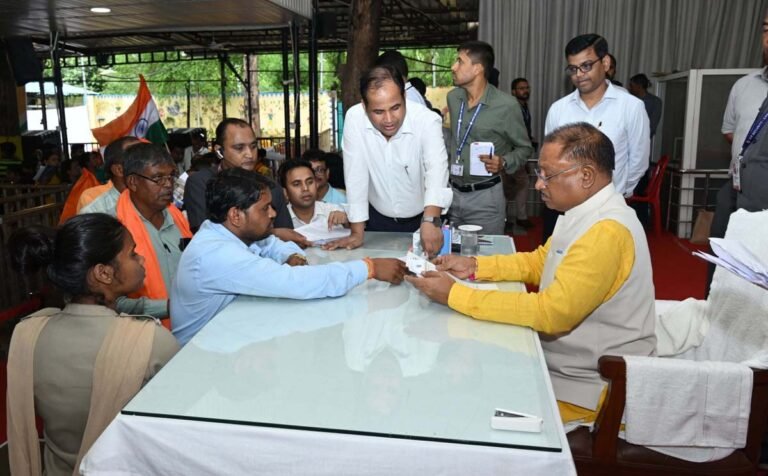 Jandarshan Program : रिमझिम बारिश के बीच जनदर्शन में बड़ी संख्या में पहुंचे आमजन