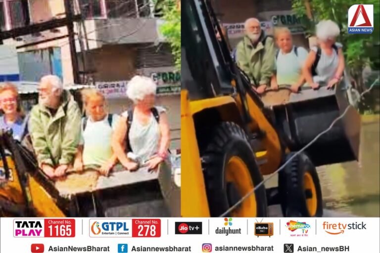 Vadodara News : बाढ़ में फंसे पर्यटकों का JCB से रेस्क्यू...देखें वीडियो