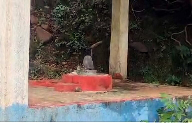 नक्सल प्रभावित गाँव में एक शिव मंदिर ऐसा जंहा सावन में भी भगवान पर नही चढ़ा जल