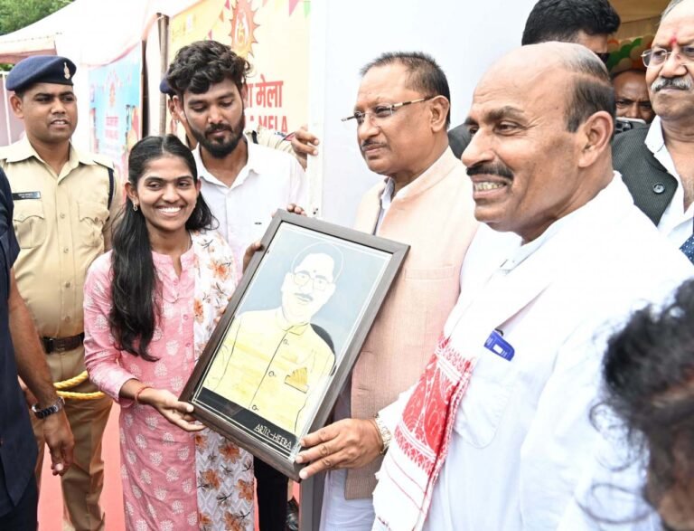 रायपुर : दिव्य कला मेला में मुख्यमंत्री साय को पैरा शिल्प से निर्मित पोर्ट्रेट भेंट की गई