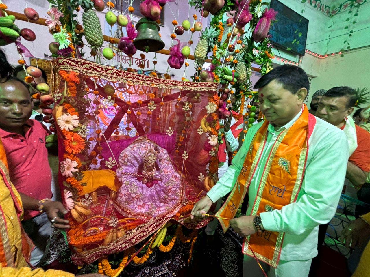 Janmashtami 2024 : जन्माष्टमी शोभायात्रा पर मंत्री देवांगन ने बरसाए फूल, भगवान श्रीकृष्ण को पालने पर झुलाया