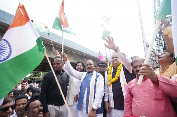 मिनीमाता पुण्यतिथि और सतनामी समाज के शपथ ग्रहण समारोह में पहुंचे सीएम विष्णुदेव साय और विधानसभा अध्यक्ष रमन सिंह, तिरंगा यात्रा को दिखाई हरी झंडी