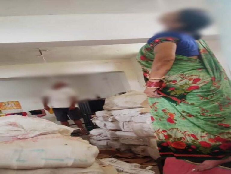 Bilaspur Crime Breaking : पति-पत्नी ने फांसी लगाकर की खुदकुशी, सामाजिक भवन में फंदे पर लटकी मिली लाश...दीवार में लिखा सुसाइड नोट