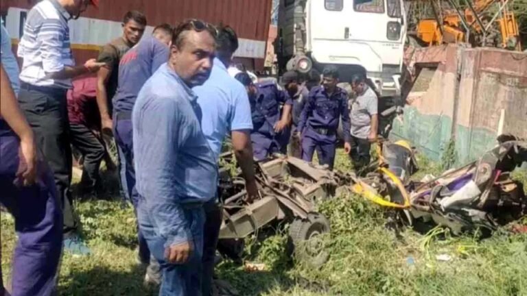 Gujarat Road Accident : कार और ट्रेलर ट्रक के बीच टक्कर, 7 लोगो की मौत......