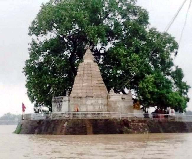 Rajim Breaking : कुलेश्वर नाथ महादेव मंदिर में हुई चोरी, दान पेटी लेकर भागे चोर….