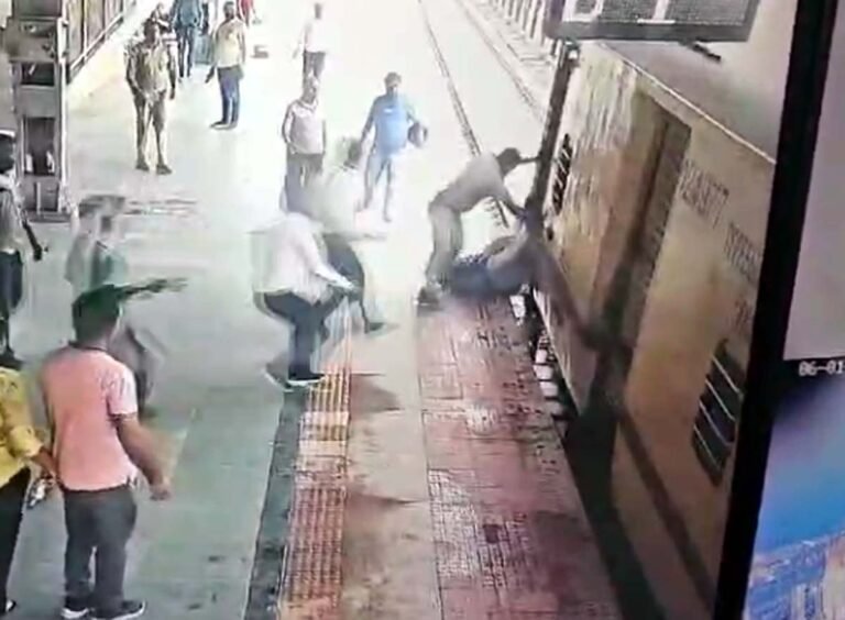 Prayagraj News : ट्रेन पर चढ़ने के दौरान महिला और पुरुष यात्री गिरे, प्लेटफार्म के गैप मे फसकर घसीटते जा रहे थे पति पत्नी...देखें वीडियो