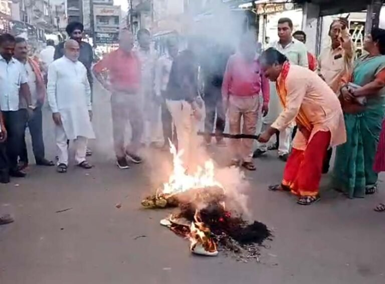 Manendragarh News : भाजपाईयों ने किया राहुल गांधी का पुतला दहन....