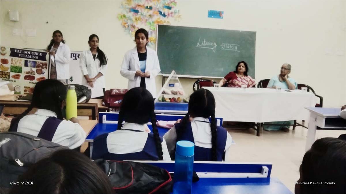 पोषण माह मे स्कूल की छात्राओं ने जाना सही पोषण क्या है