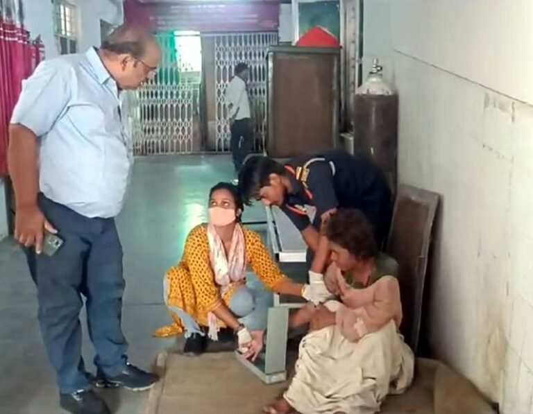 Mahoba News : पत्नी से सन्तान पैदा न होने पर पति ने घर से बेघर कर सड़क पर छोड़ा