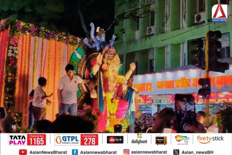 गणेश विसर्जन 2024 : बप्पा को विदाई के साथ पालघर पुलिस की अनोखी पहल, 500 हेलमेट और 2000 मिठाइयाँ बांटी