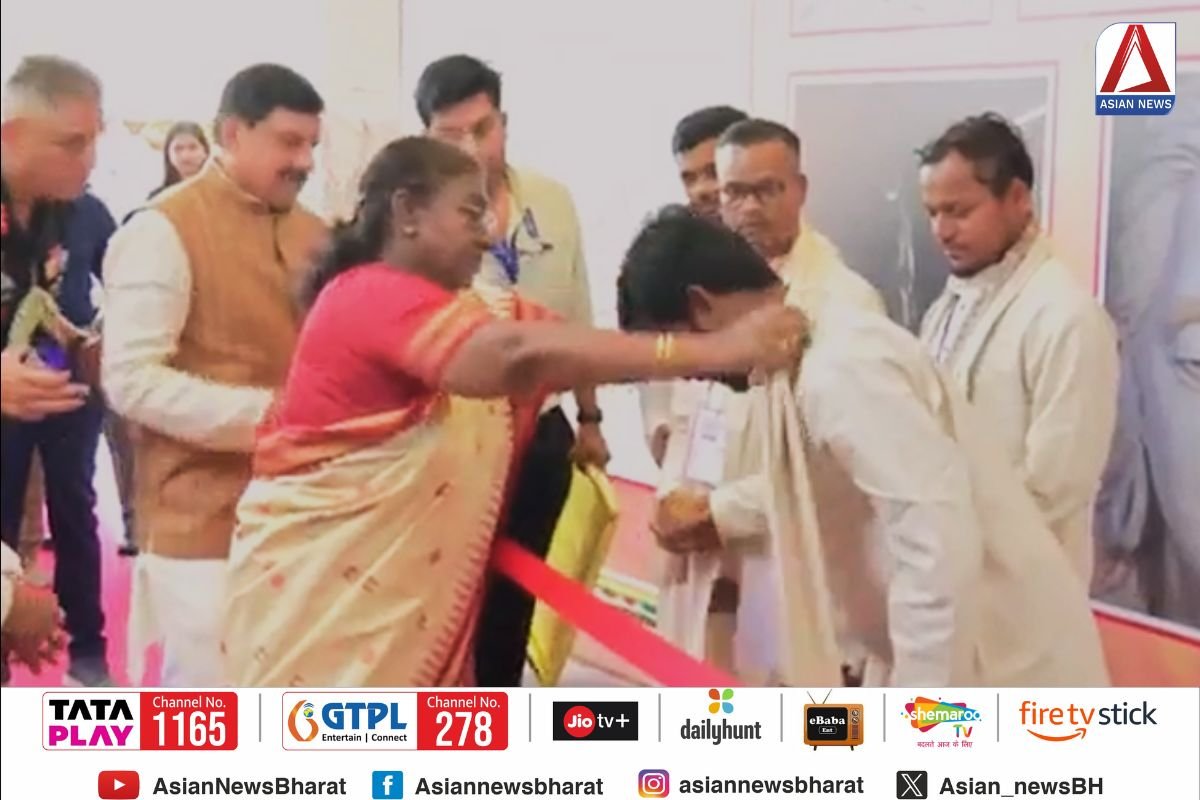 राष्ट्रपति मुर्मू ने महाकाल महालोक का भ्रमण कर शिल्पकारों के शिल्प की प्रशंसा की