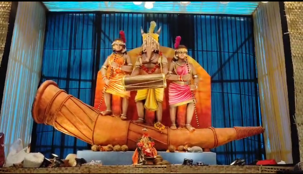 बिलासपुर में अद्वितीय बस्तर-शैली गणेश मूर्ति का अनुभव करें: एक अनूठा महोत्सव आकर्षण  बिलासपुर इस समय सांस्कृतिक कला के एक अद्भुत प्रदर्शन का घर है, जिसमें बस्तर-शैली गणेश मूर्ति की स्थापना की गई है। यह अनूठी गणेश मूर्ति अब दर्शकों को अपनी ओर आकर्षित कर रही है, जो इस दुर्लभ और आकर्षक त्योहार के अनुभव को देखने के लिए उत्सुक हैं।