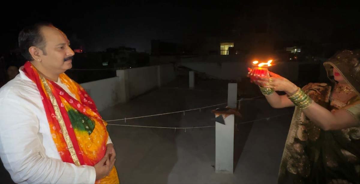 Karva Chauth festival 2024 : कथावाचक पंडित प्रदीप मिश्रा ने मनाया पत्नी संग करवा चौथ का त्यौहार