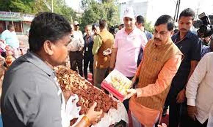 Happy Diwali 2O24 : सीएम डॉ मोहन ने वोकल फॉर लोकल का दिया संदेश...देखें वीडियो