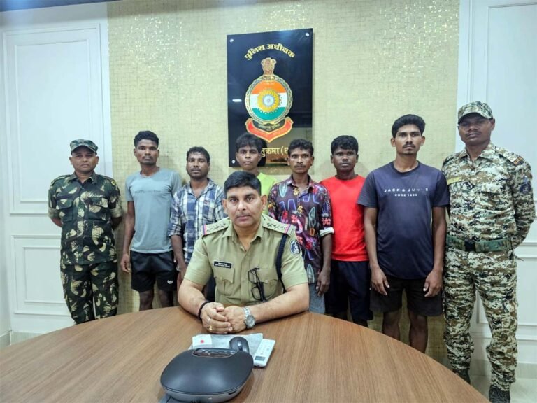 Sukma Breaking : 8 नक्सलियों को पुलिस ने किया गिरफ्तार....
