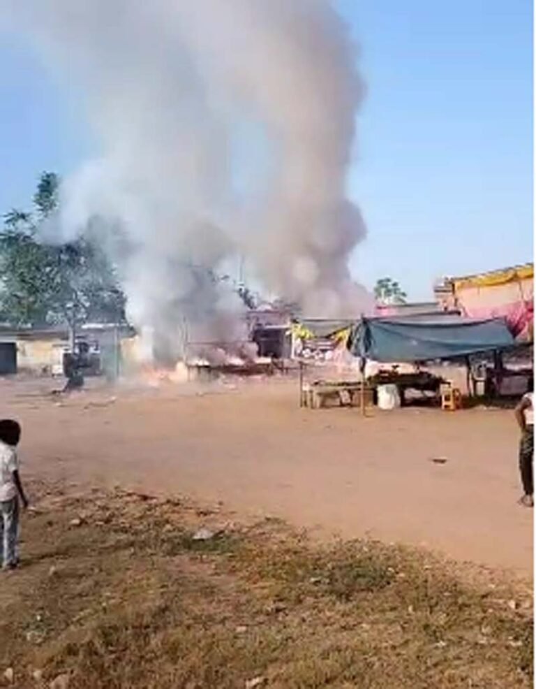Kawardha breaking : फटाखा दुकान में लगी भीषण आग, अफरा-तफरी का माहौल.....
