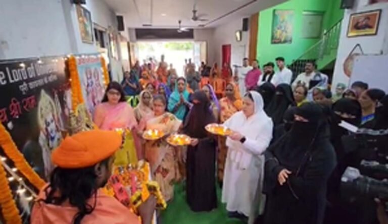 काशी में गंगा-जमुनी तहजीब की मिसाल : मुस्लिम महिलाओं ने दीपावली पर उतारी राम की आरती