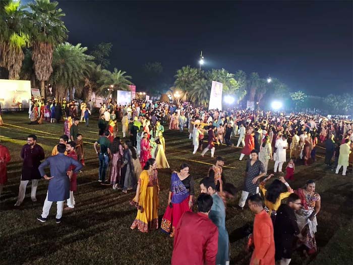 Raas Garba 2024 Begins : शक्ति स्वरूपा मां दुर्ग की "गरबी" पूजा के साथ, शुरू हुआ रायपुर का सबसे बड़ा गरबा...देखें वीडियो