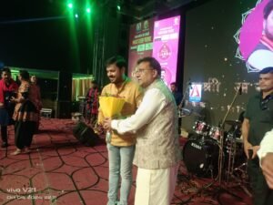 Raas Garba 2024 begins : जमकर थिरक रहें रायपुरियंस, और वही सिंघानियां ग्रुप के चेयर मैन सुबोध सिंघानिया भी गरबा में रंगे नजर आ रहें हैं...देखें शानदार वीडियो 2 57